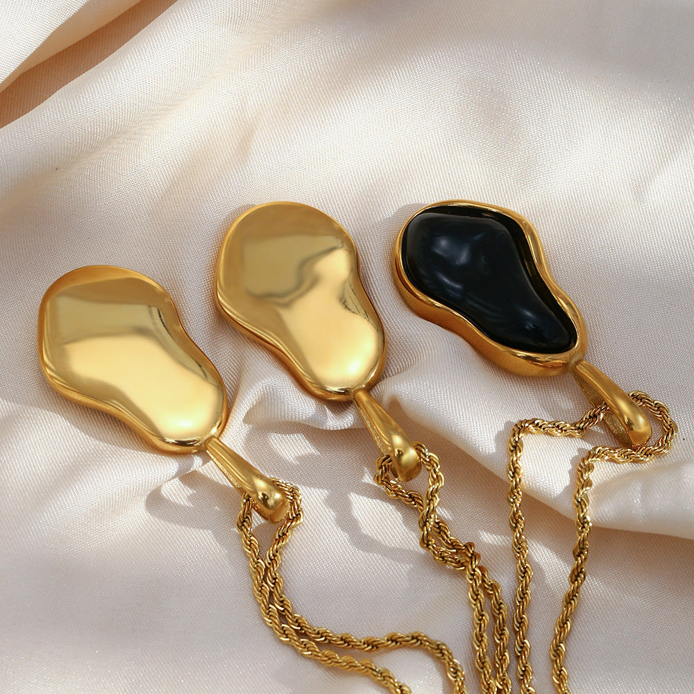 STUD Onyx Flow Necklace – Black Baroque Pendant on Gold Rope Chain