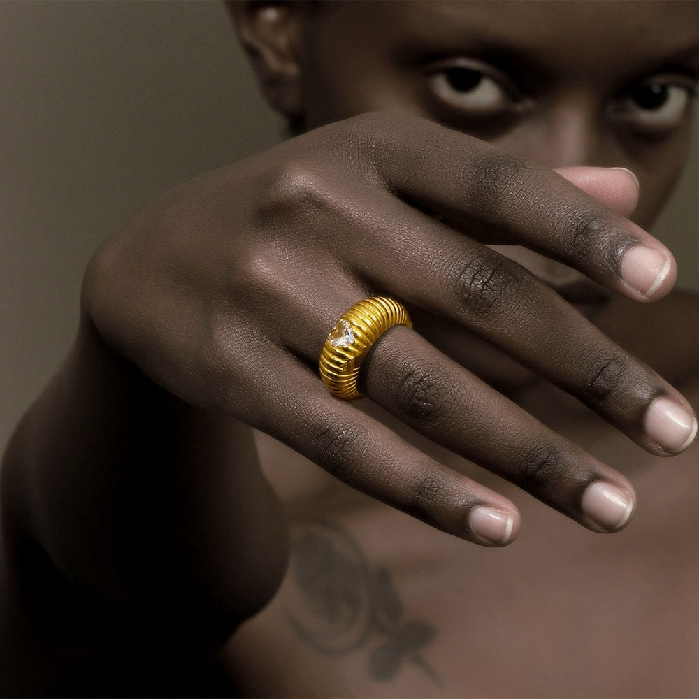 18K Gold Plated Hammered Heart Signet Ring – Waterproof & Anti-Tarnish – STUD