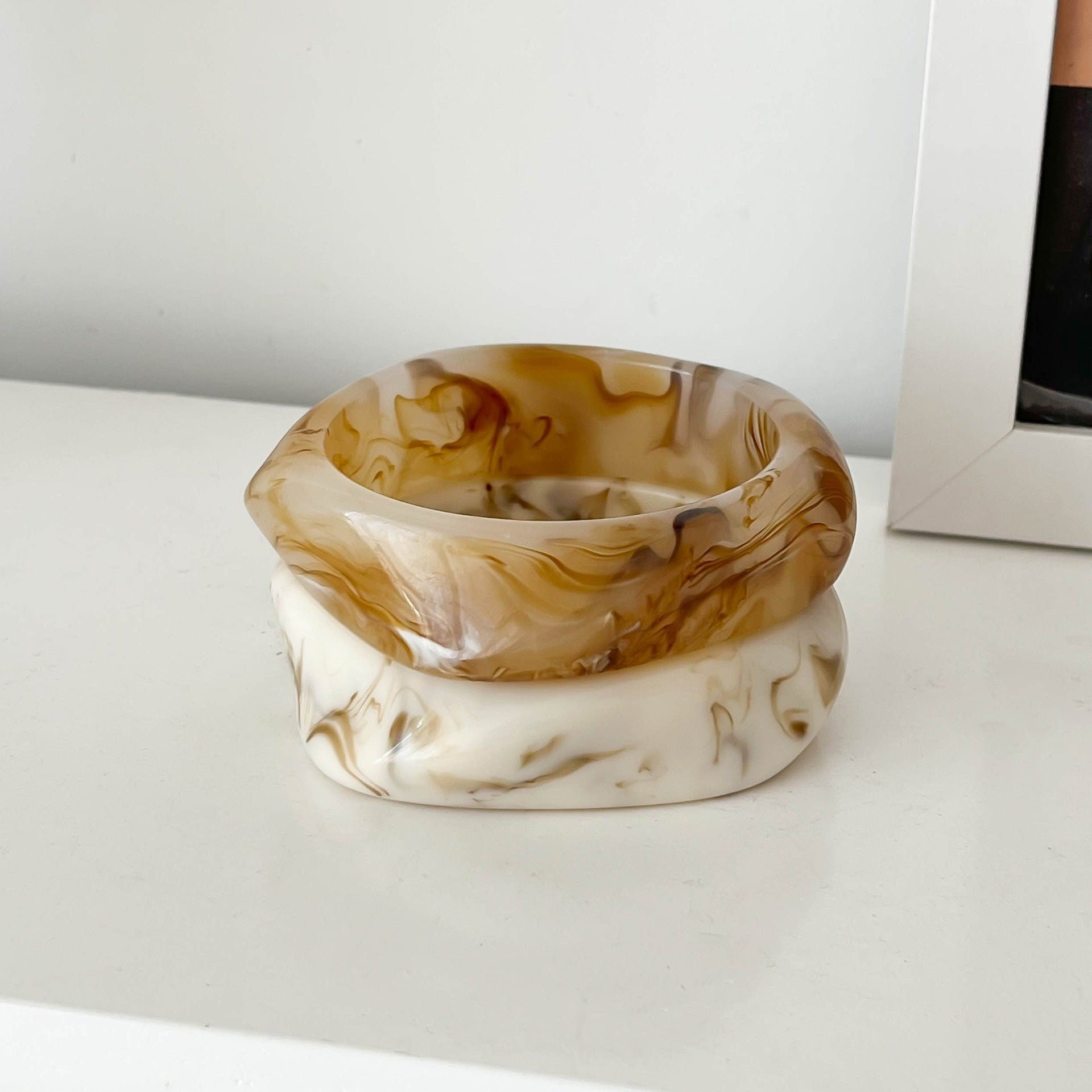 Café marbled brown acetate resin arc bangle with geometric curved design – STUD